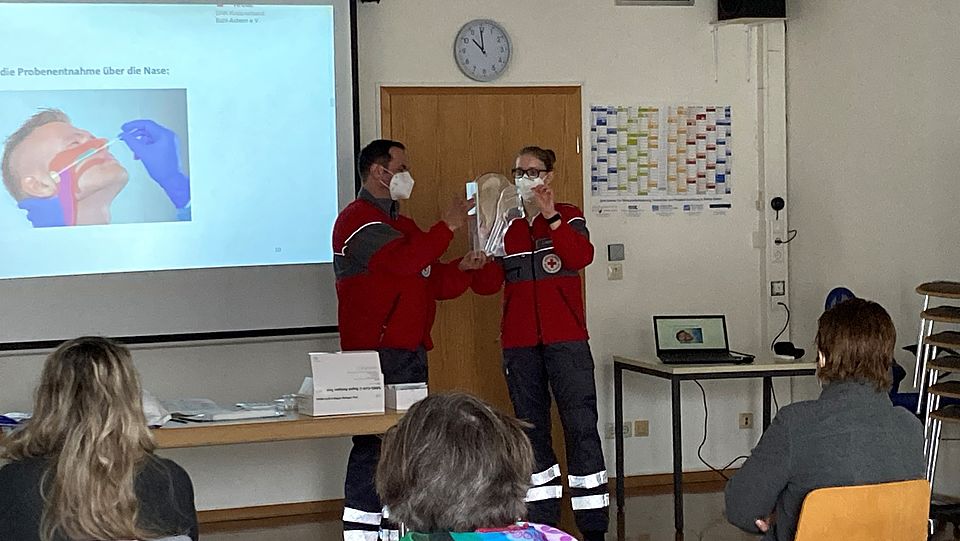 Ehrenamtliche des DRK-KV Baden-Baden bei der theoretischen Einweisung