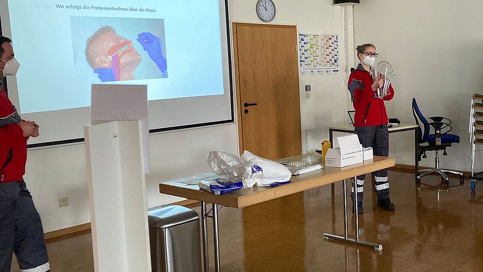 Ehrenamtliche des DRK-KV Baden-Baden schulen die Handhabung von Schnelltests